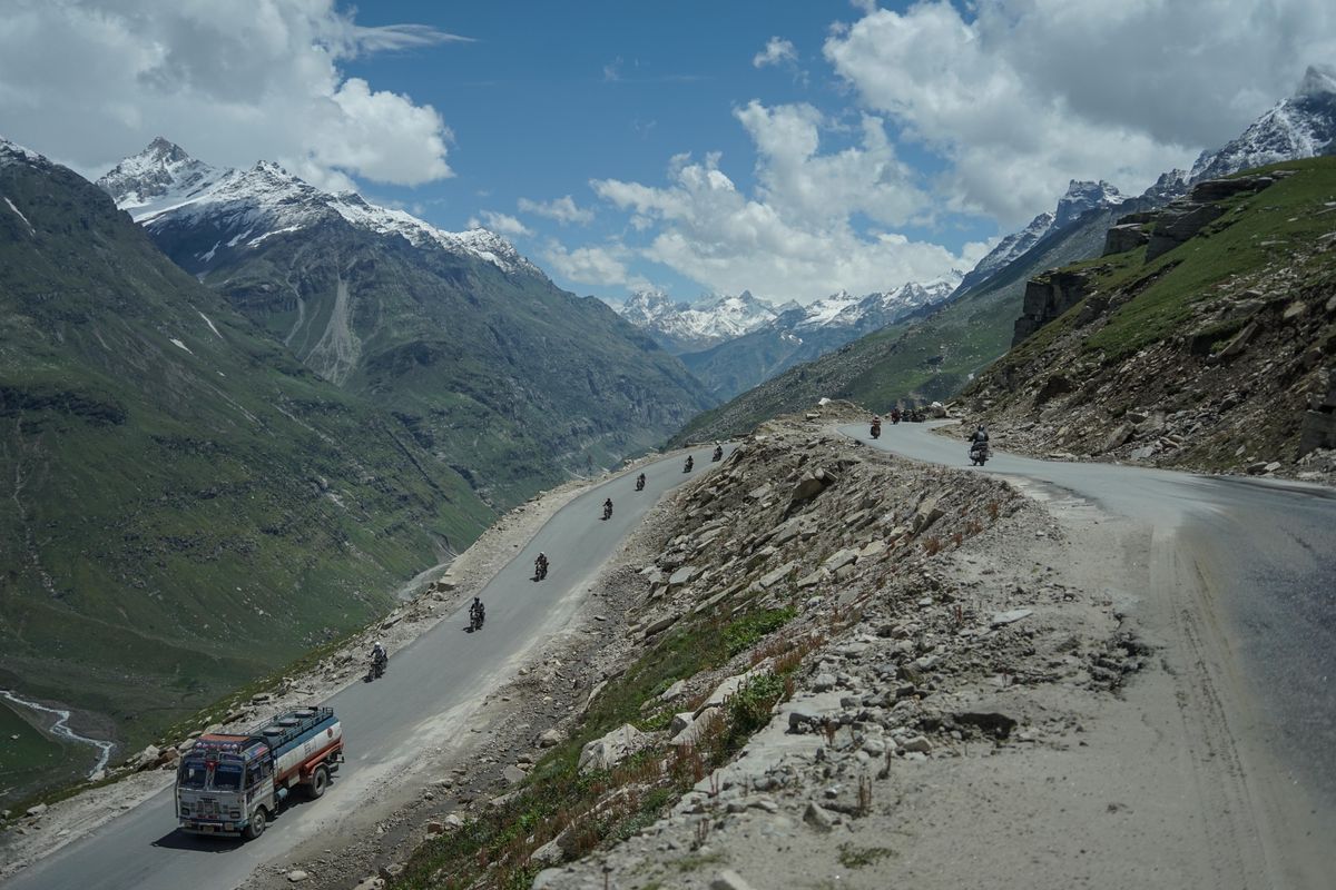 Extrém kalandtúra: motorral a Himaláján keresztül