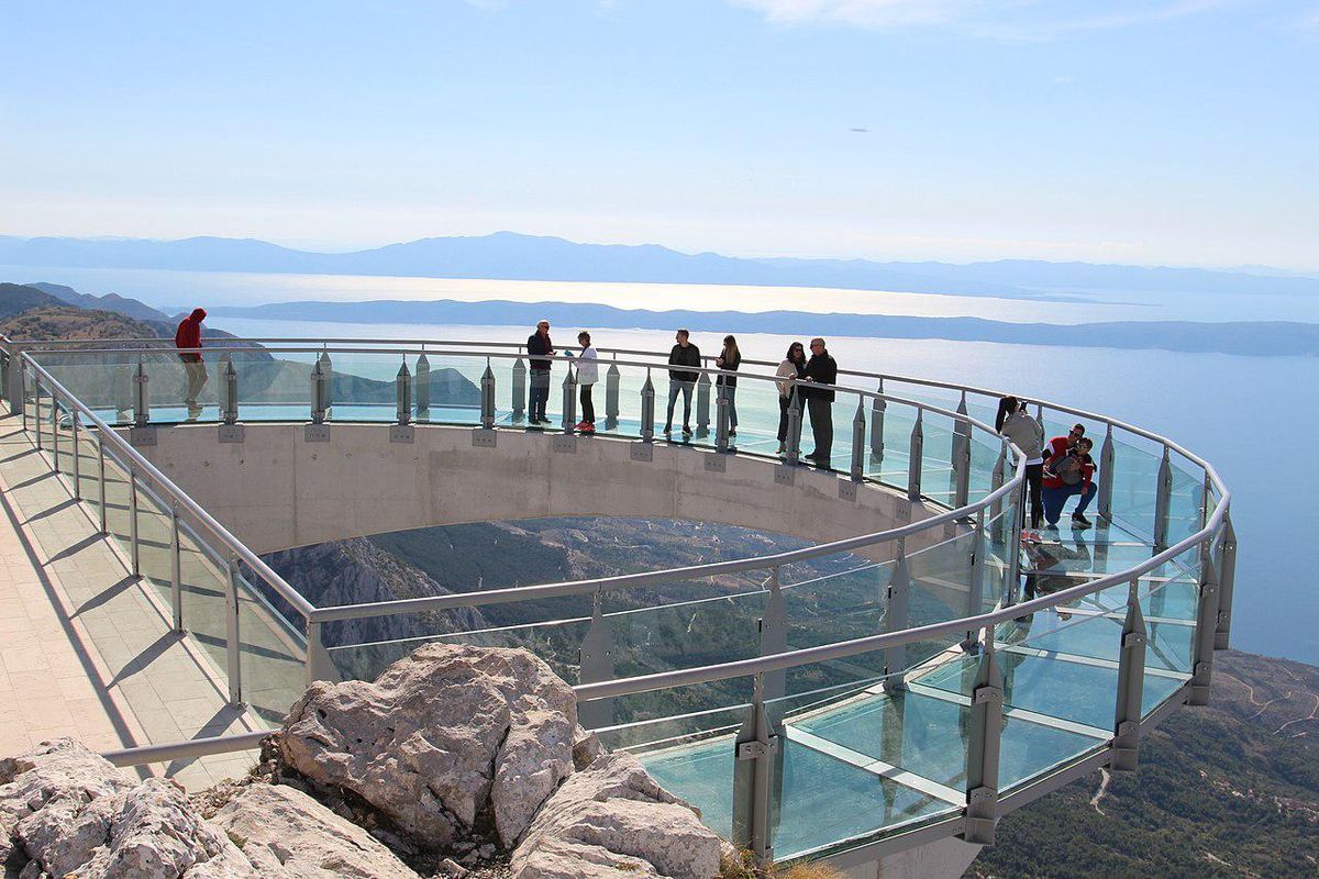 Félelmetes és lenyűgöző – üvegpadlós kilátó Horvátországban