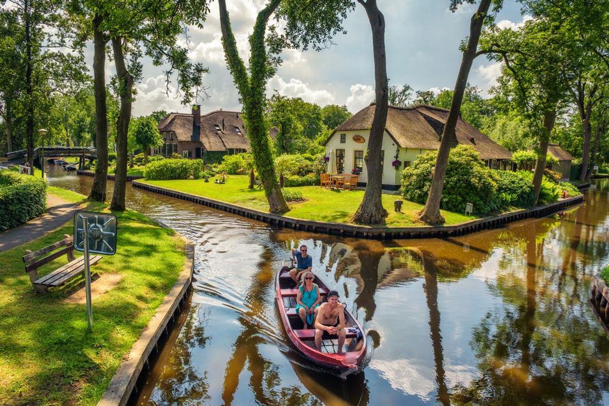 Akik csónakkal járnak a boltba is– a falu, amelyet a holland Velencének is hívnak