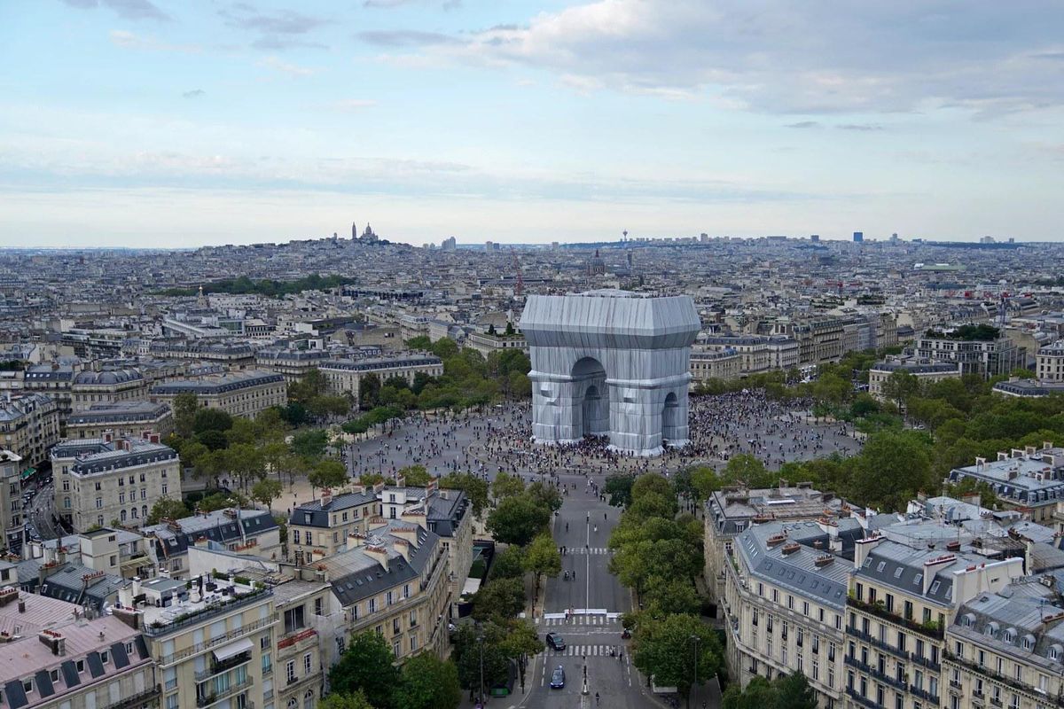 Spectacol artistic la Paris – Arcul de Triumf în argintiu